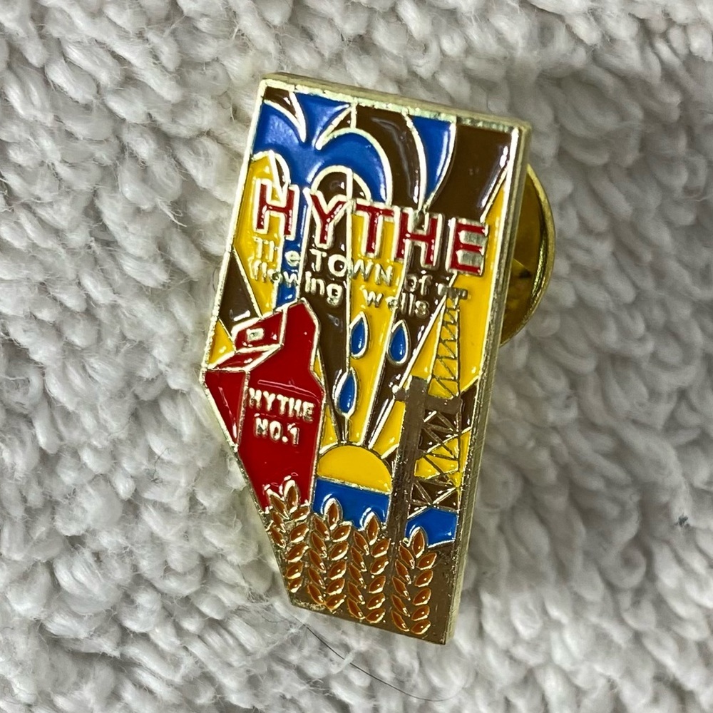 5/$35 Vintage Colourful Hythe Alberta Enamel Souvenir Pin